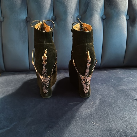 Black Suede Lace-Up Women\'s Boots